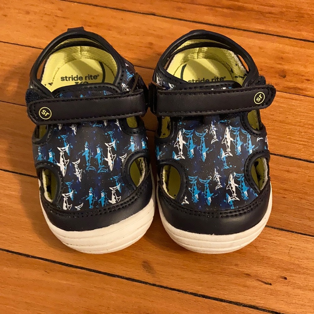 Stride rite Wave water resistant sandals size 6